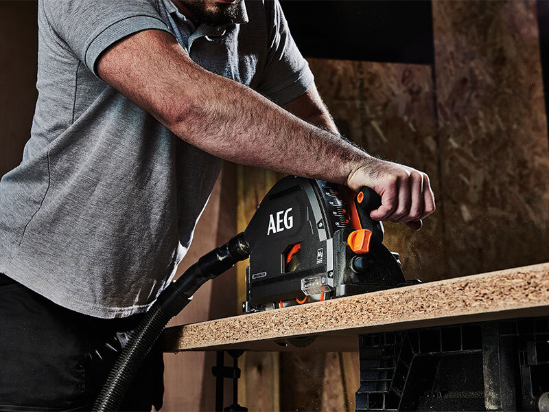 AEG A18FTSB0 circular saw in action